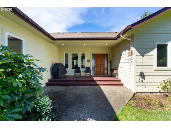 93621 LINKS LN, Coos Bay, OR 97420