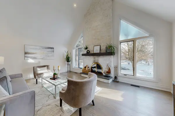 32 Whitfield CT, Aurora, ON L4G 5L7