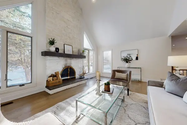 32 Whitfield CT, Aurora, ON L4G 5L7