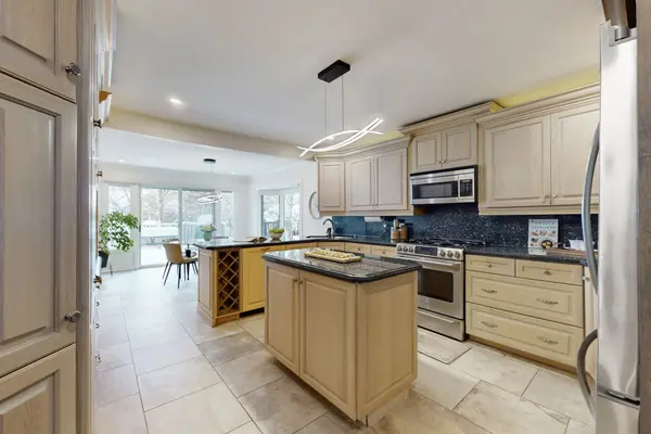 32 Whitfield CT, Aurora, ON L4G 5L7