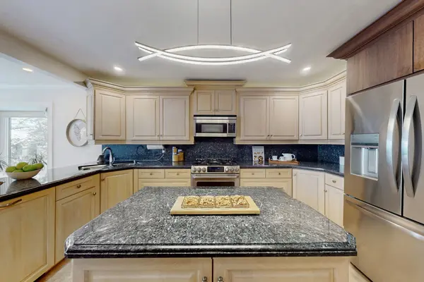 32 Whitfield CT, Aurora, ON L4G 5L7