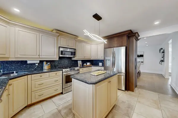 32 Whitfield CT, Aurora, ON L4G 5L7