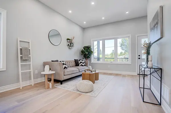 15 Farley CIR, Georgina, ON L0E 1S0