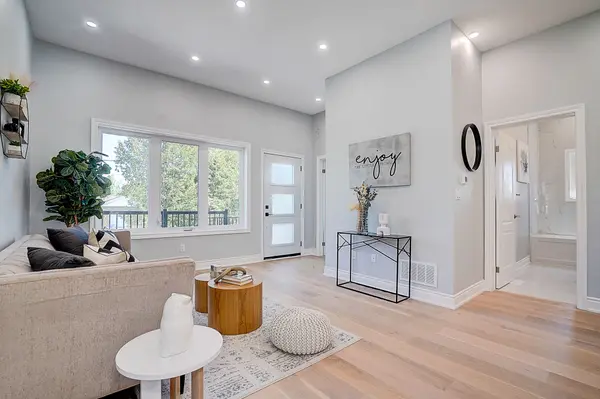 15 Farley CIR, Georgina, ON L0E 1S0