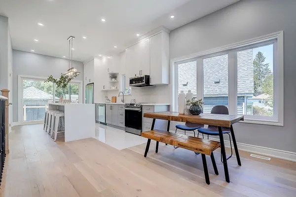 15 Farley CIR, Georgina, ON L0E 1S0