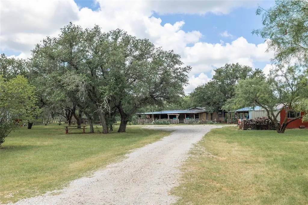601 Country Oaks Lane, Brownwood, TX 76801