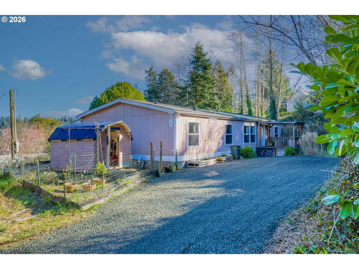 93720 ADAMS LN, Coos Bay, OR 97420