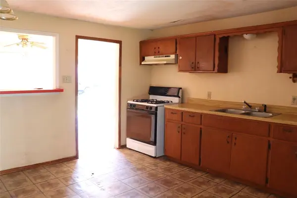 916 Poindexter Avenue, Cleburne, TX 76033