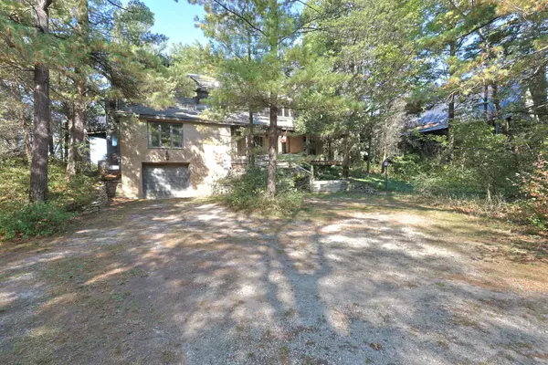 9864 Huron PL, Lambton Shores, ON N0M 1T0