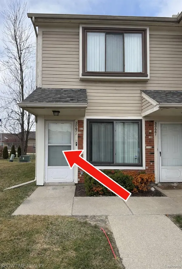 30671 HIDDEN PINES LN, Roseville, MI 48066