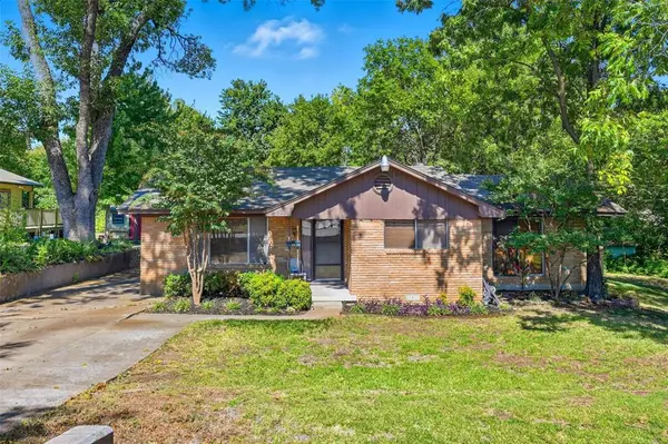 620 W College Street, Grapevine, TX 76051