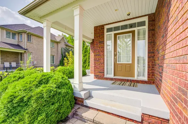 10 Thistledown CRES, Whitby, ON L1R 3P2