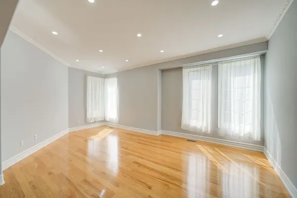 10 Thistledown CRES, Whitby, ON L1R 3P2