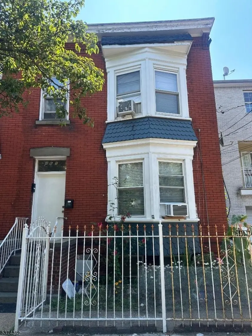 261 Lake St, Newark City, NJ 07104