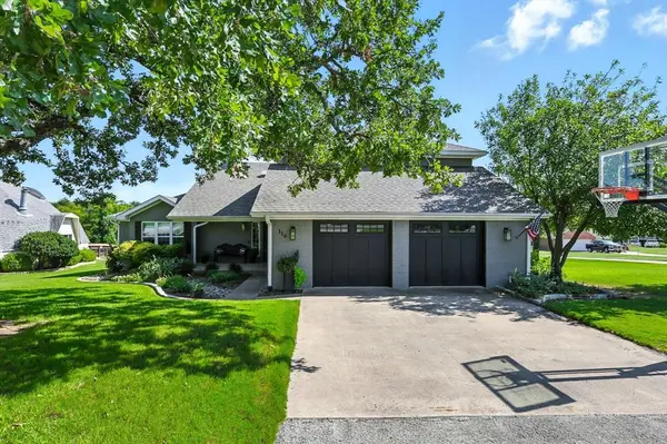 116 Seminole Drive, Lake Kiowa, TX 76240