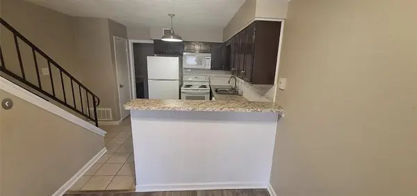 805 N Oak Street #103, Arlington, TX 76011