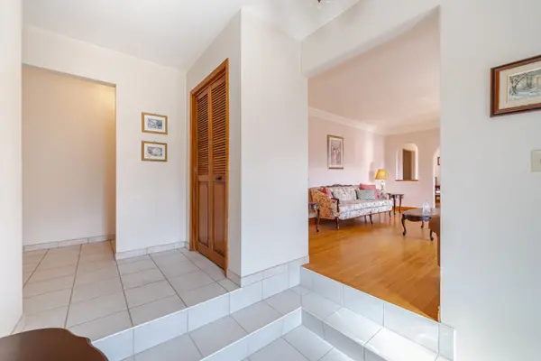 1243 5 HWY W, Hamilton, ON L9H 5E1