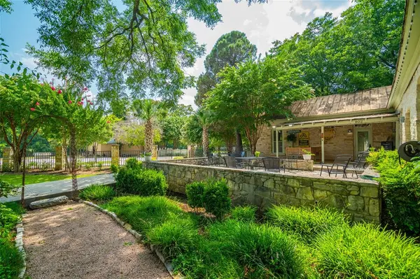 802 S Austin Street, Comanche, TX 76442