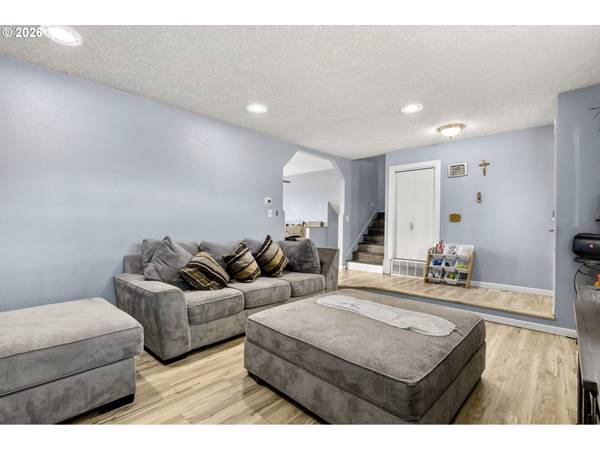 4274 5TH ST, Hubbard, OR 97032