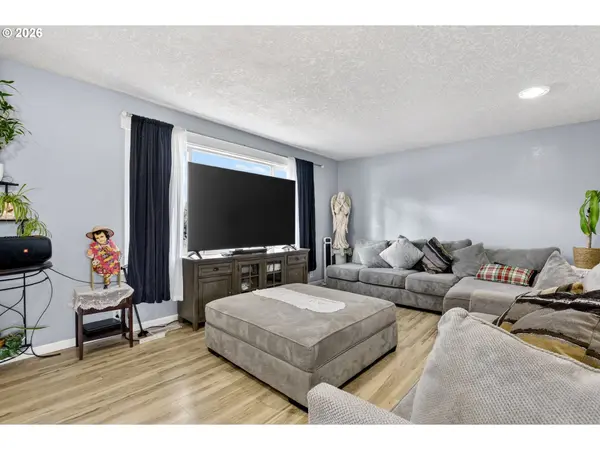 4274 5TH ST, Hubbard, OR 97032