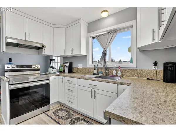 4274 5TH ST, Hubbard, OR 97032