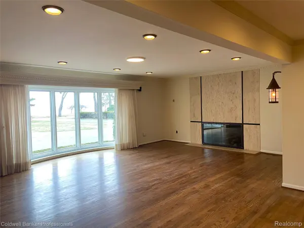 529 Lake Shore RD, Village Of Grosse Pointe Shores, MI 48236