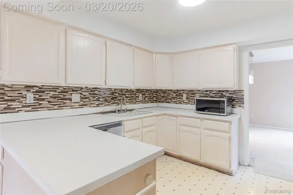 29332 Wellington RD W, Southfield, MI 48034