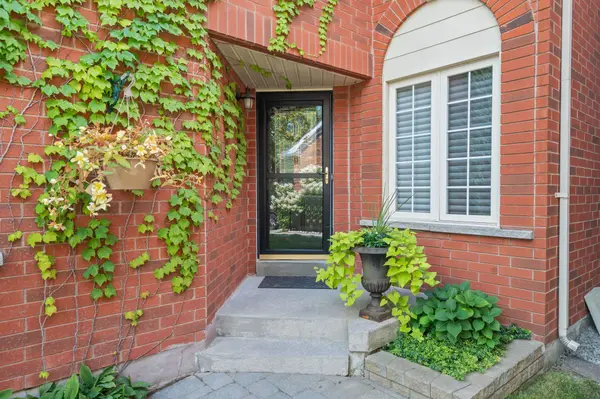 18 Rush RD, Aurora, ON L4G 7G3