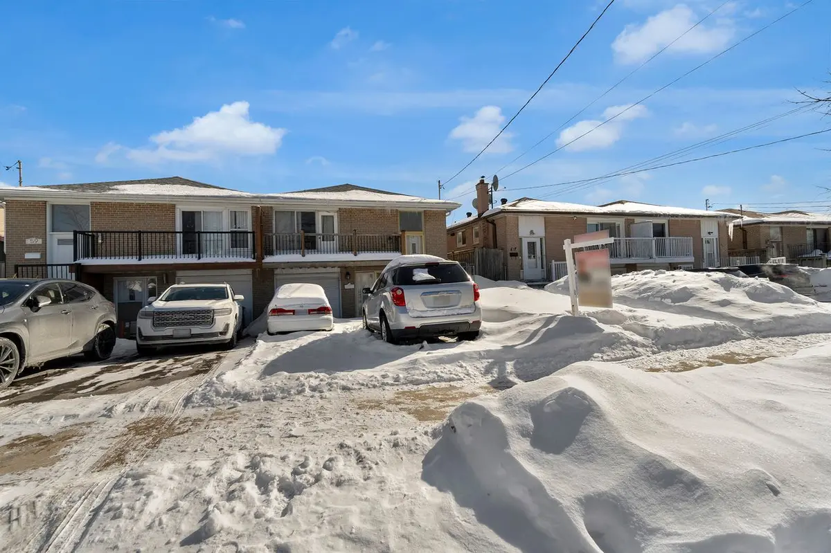 61 Primula CRES, Toronto W05, ON M9L 1J9