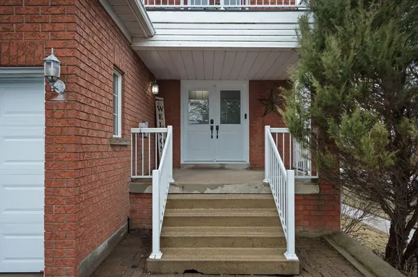 33 Silverstone CRES, Georgina, ON L4P 4A4