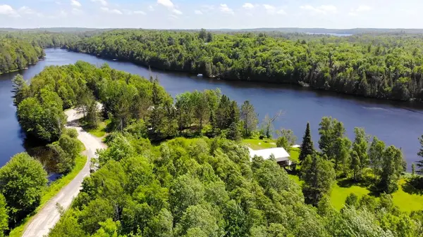 3 Magnet RD, Magnetawan, ON P0A 1P0