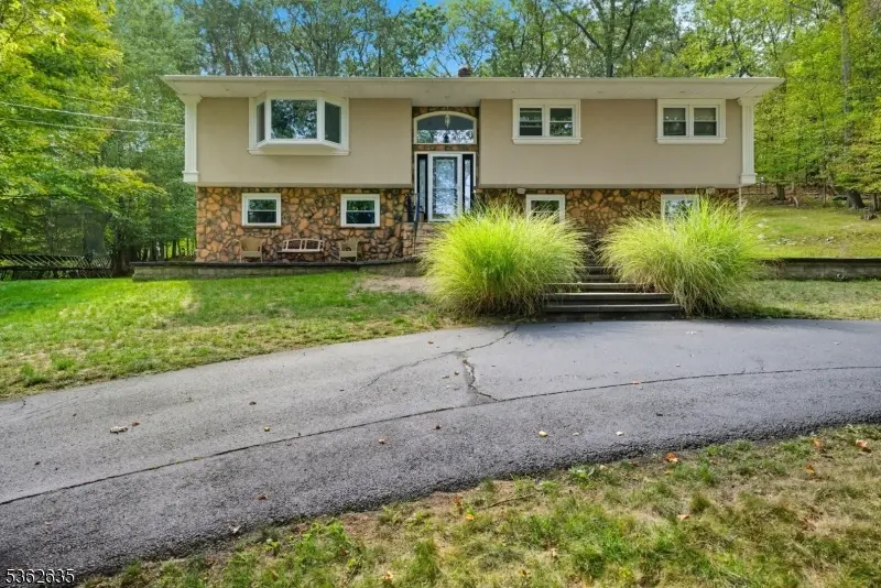 11 Glenbourne Dr, Boonton Twp., NJ 07005