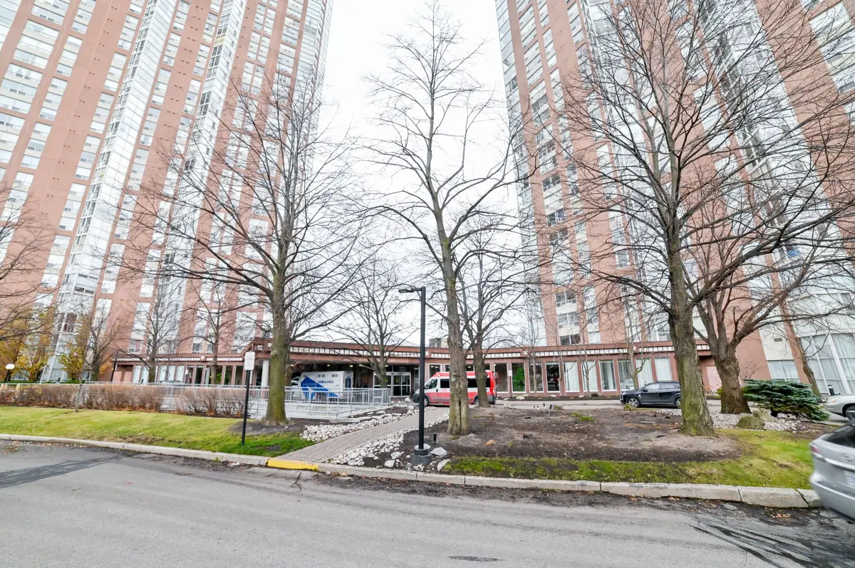 5 Concorde PL #807, Toronto C13, ON M3C 3M8