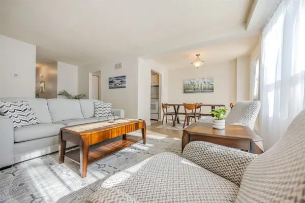 1975 Memory LN #23, Pickering, ON L1V 3M3