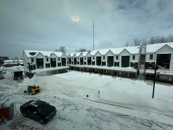 9 Rainwater LN, Barrie, ON L4N 9J6