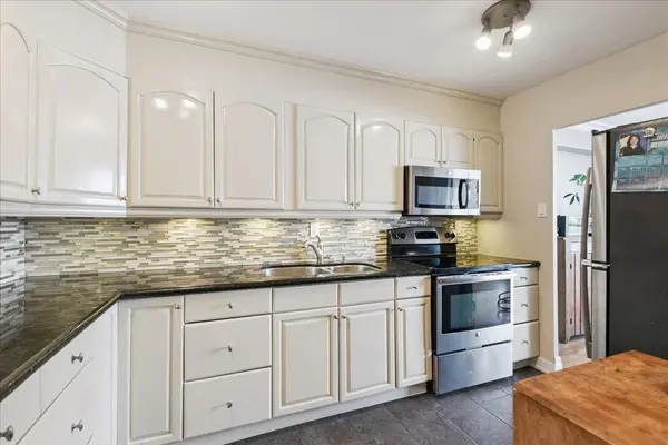 44 Longbourne DR #412, Toronto W09, ON M9R 2M7