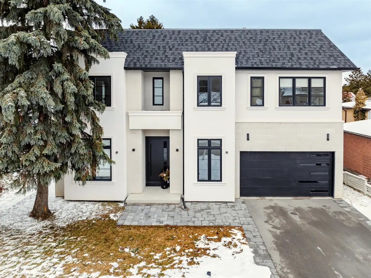 32 Cossar DR, Aurora, ON L4G 3N8