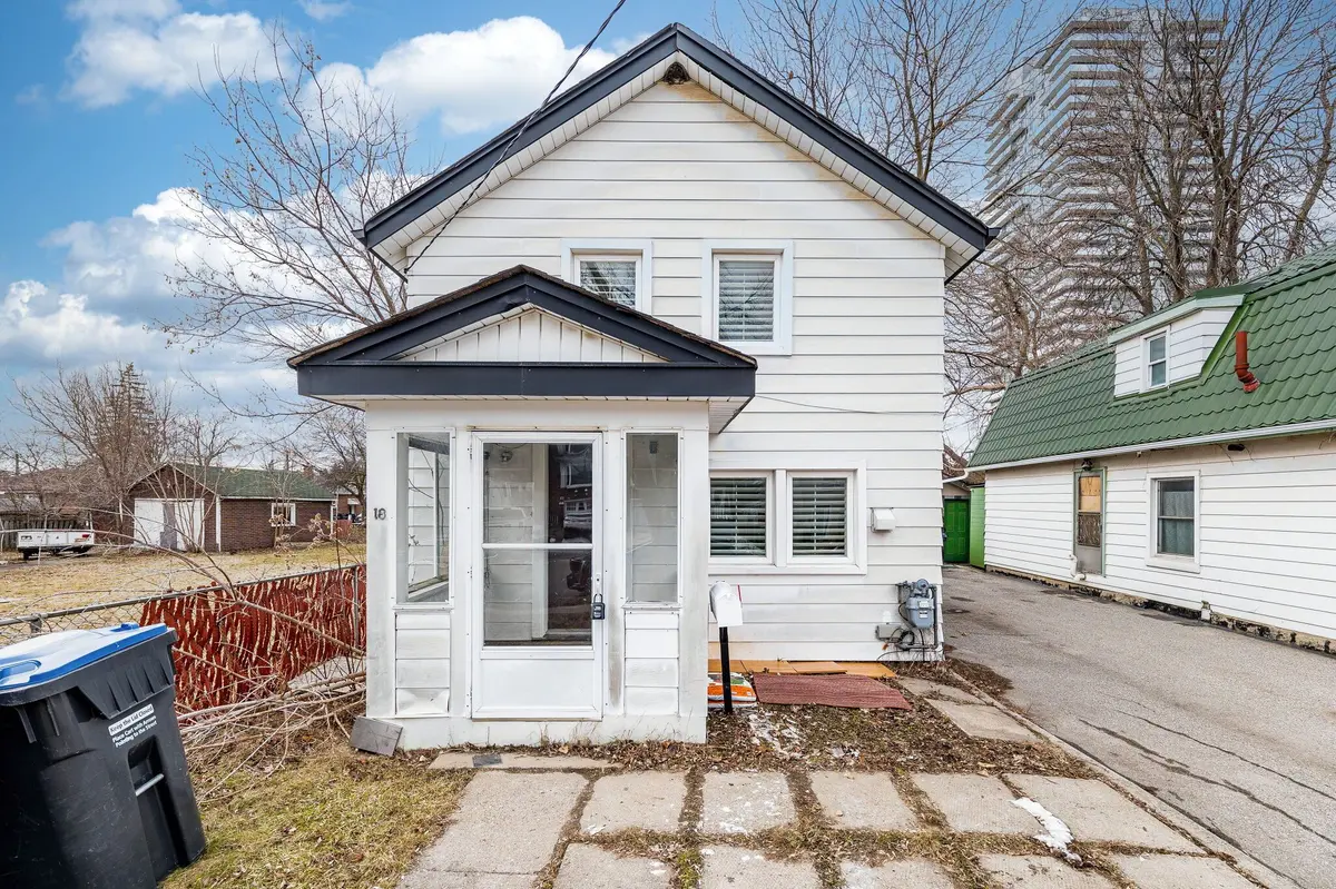 18 Hillcrest AVE, Brampton, ON L6W 1Y8