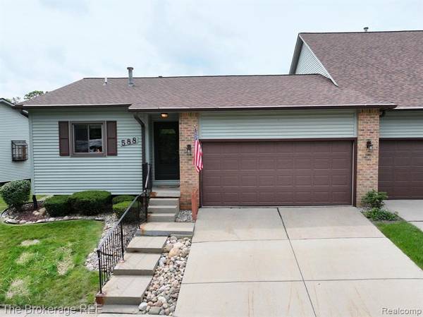 588 Oakbrook CIR, Flushing, MI 48433