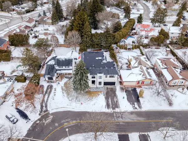 32 Cossar DR, Aurora, ON L4G 3N8