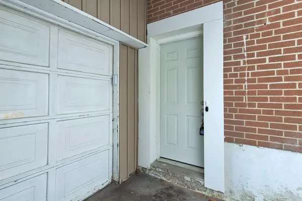 1 Davidson RD #Lower, Aurora, ON L4G 2A9