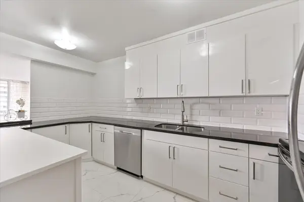 25 Four Winds DR #604, Toronto W05, ON M3J 1K8