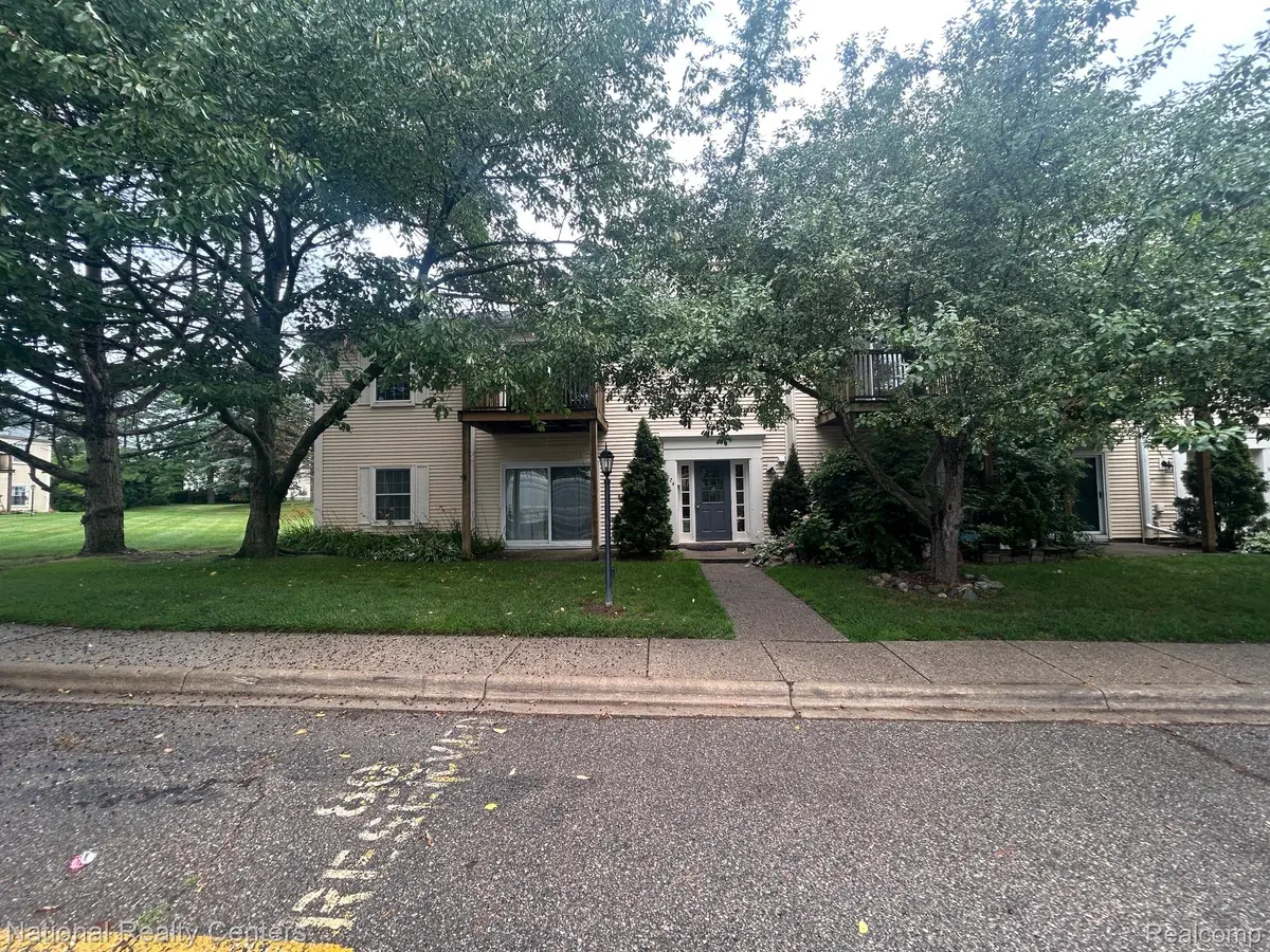 924 Chestnut Hill DR #A, Auburn Hills, MI 48326