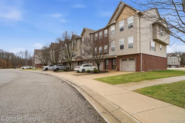 2206 Knotty Pine TRL, Howell, MI 48855