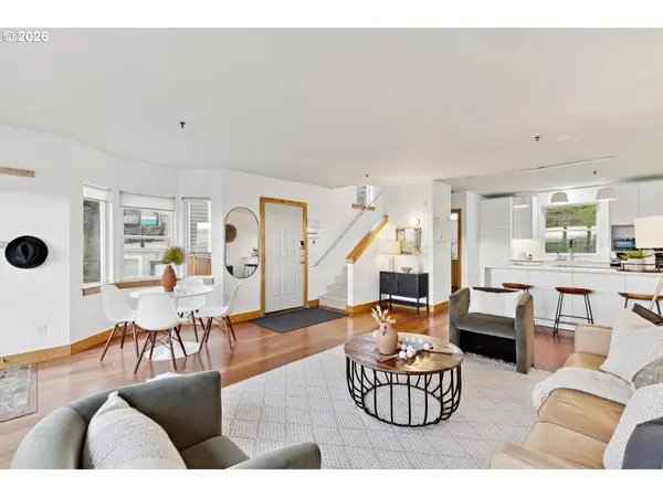 335 NW UPTOWN TER #3A, Portland, OR 97210