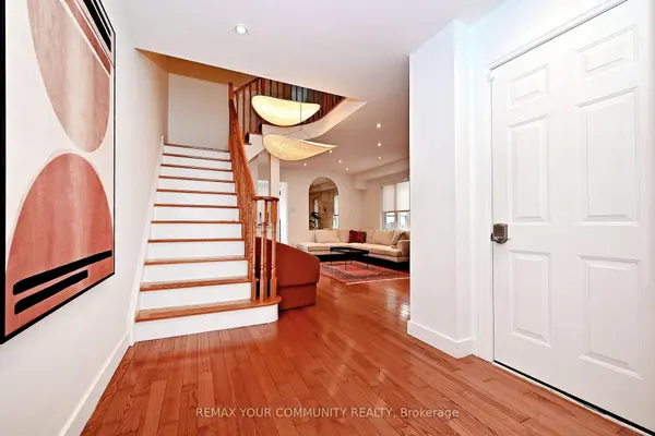 152 Vanguard RD W, Vaughan, ON L4K 5G8