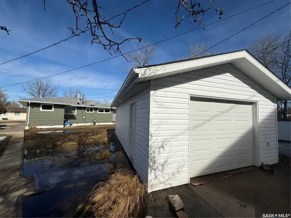 302 3rd AVENUE E, Assiniboia, SK S0H 0B0