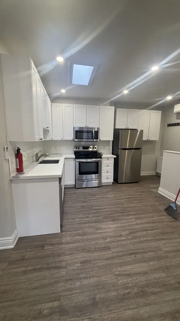 3289 Lakeshore BLVD W #1, Toronto W06, ON M8W 1M8