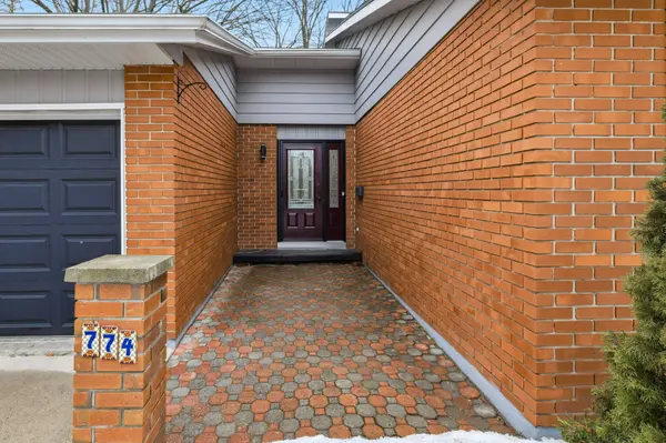 774 High Gate Park DR, Kingston, ON K7M 5Z8