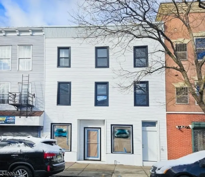 130 1St St #4, Elizabeth City, NJ 07206